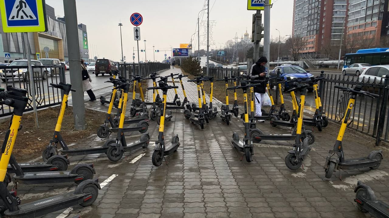 Самокаты преграждают путь хабаровчанам на тротуарах и у ТЦ (ФОТО;  ПЕРЕКЛИЧКА) — Новости Хабаровска