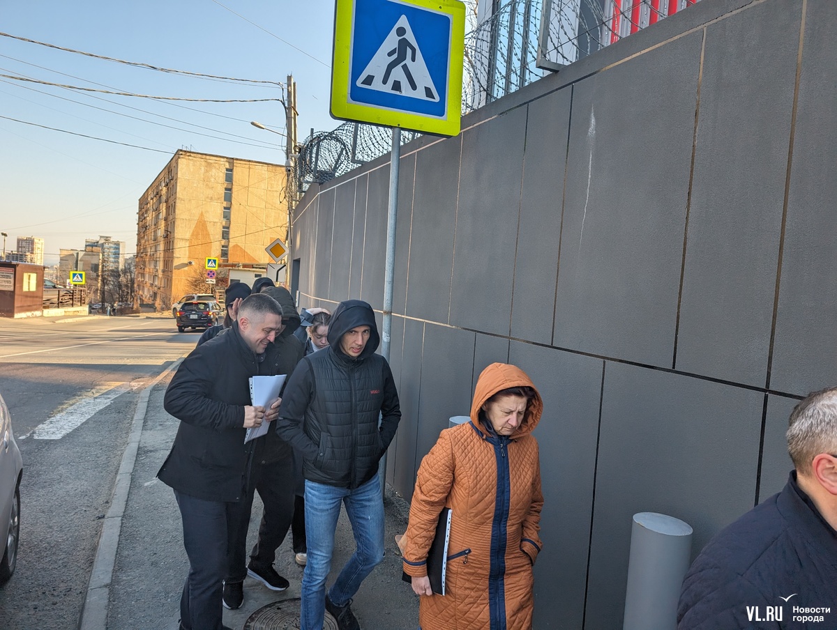 У Генконсульства Китая во Владивостоке собираются очереди за визами (ФОТО)  – Новости Владивостока на VL.ru