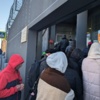 Внутрь здания пускают по три-пять человек, остальные ждут на улице — newsvl.ru