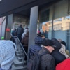 Эта сторона здания тёмная и ветреная, люди в очереди мёрзнут — newsvl.ru