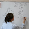 Преподаватель подсказывает, в какой последовательности пишутся элементы разных букв — newsvl.ru