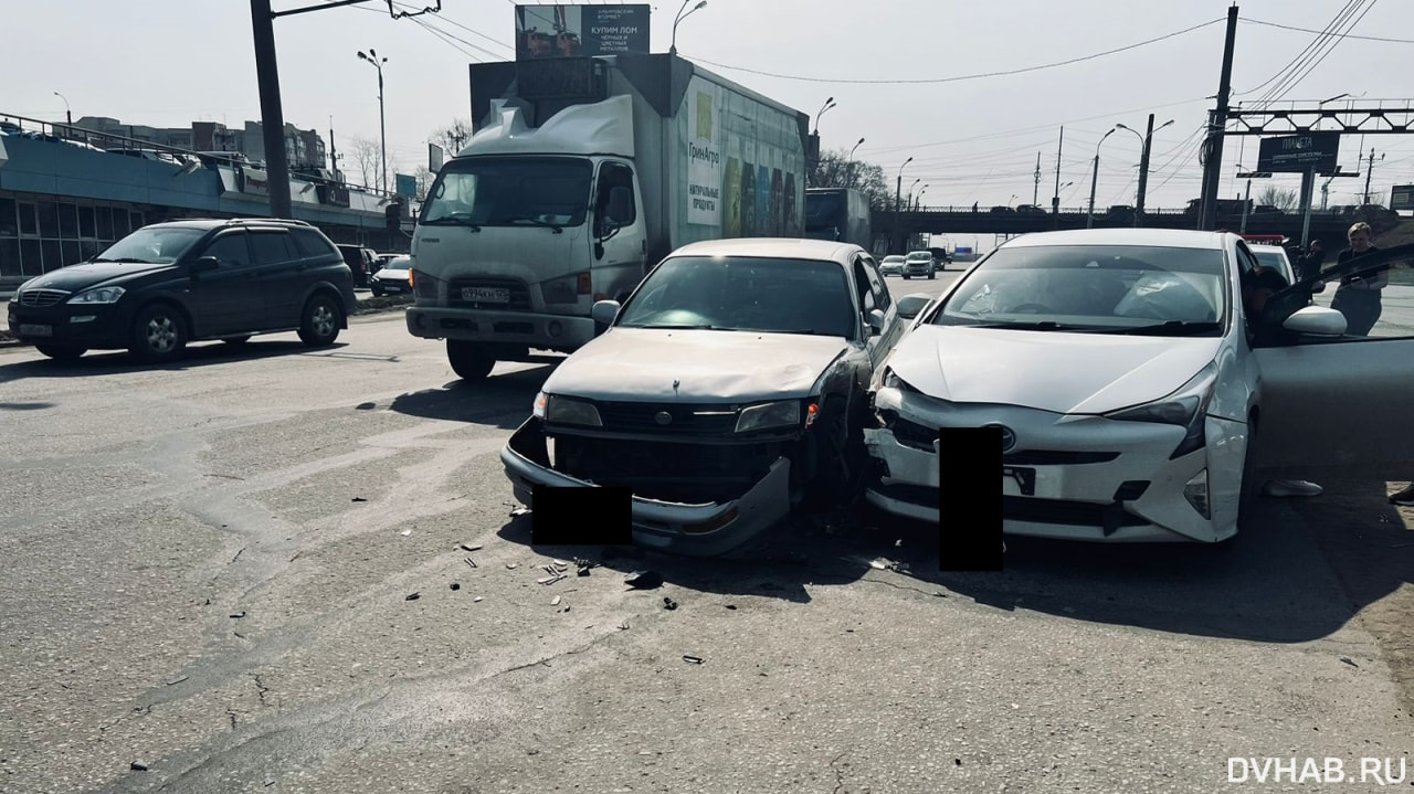 Prius и Corolla столкнулись на Большой по вине навигатора (ФОТО) — Новости  Хабаровска