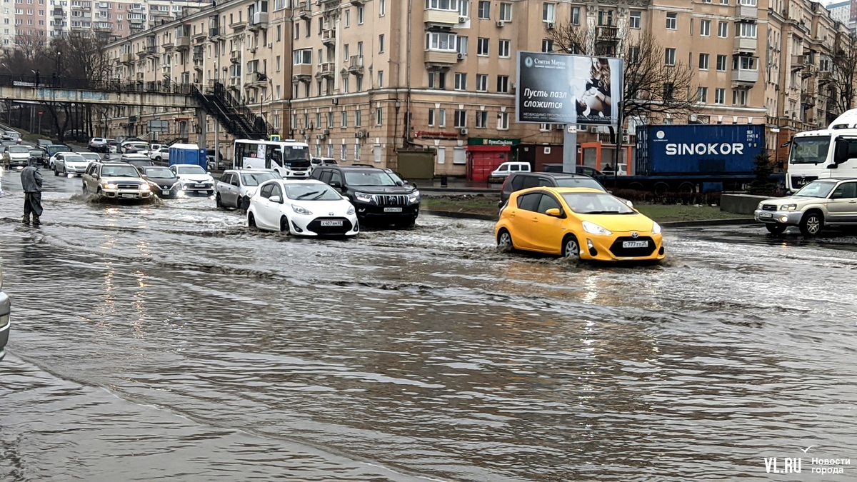 Дождь во Владивостоке: затопленная Луговая и взлетевшие цены на такси –  Новости Владивостока на VL.ru