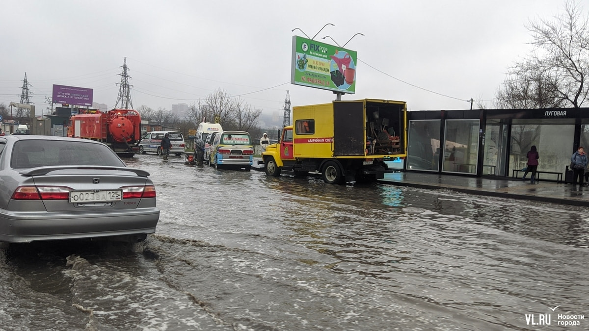 Пожарные владивосток. Ливень во владивостоке. Вещевой рынок ульяновск московское шоссе. Ульяновск затопленное село. Ульяновск затопило.