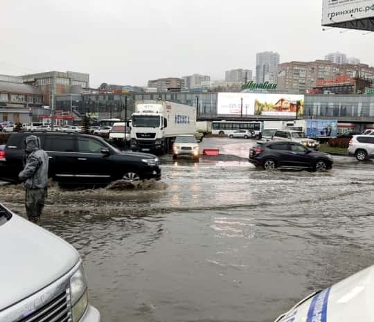 Дорога во владивосток сегодня. Туровский луг разлив. Ливень во владивостоке. Прорвало трубу владивосток. Владивосток дождь.