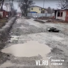 На столичной Воскресенке из-за прорыва старого трубопровода провалился асфальт (видео) | КиївВлада