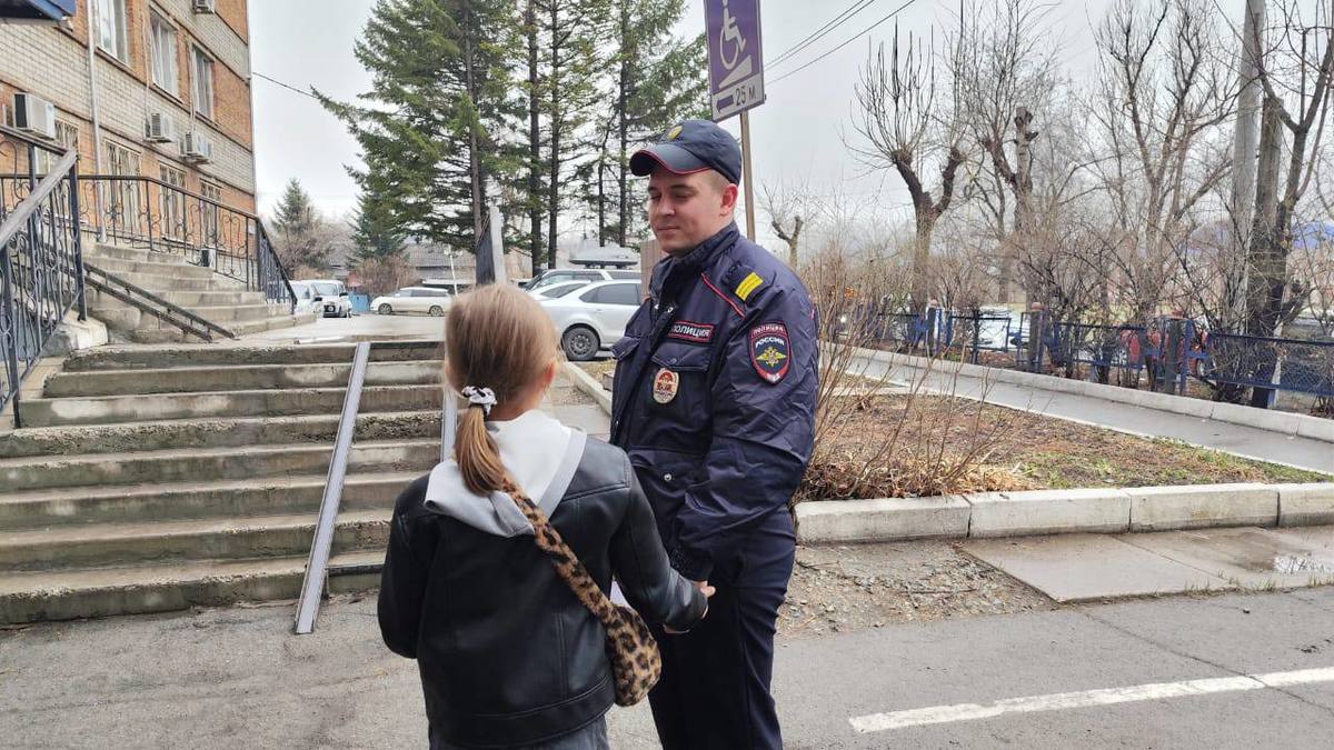 Полиция разыскала пропавшую во Владивостоке девочку – дома она разбила вазу  и сбежала в Артём – Новости Владивостока на VL.ru