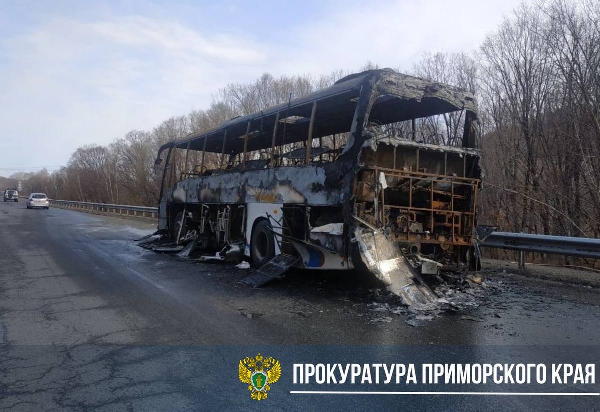 Вечером на федеральной трассе в Приморье загорелся автобус – 15 пассажиров  и водитель успели эвакуироваться – Новости Владивостока на VL.ru