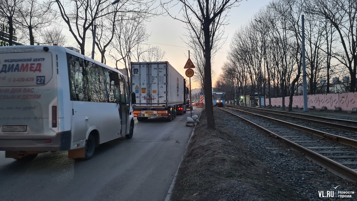 На Борисенко вырыли котлован и раскопали половину дороги в сторону  Спортивной для подключения к новому ЖК (ФОТО; ВИДЕО) – Новости Владивостока  на VL.ru