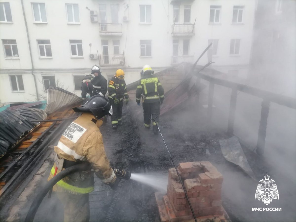 Во Владивостоке пожарные спасли гостиницу «Каштан» из огня, но теперь её  проверяют на законность – Новости Владивостока на VL.ru