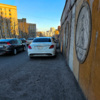 Они защищали от парковки вдоль стены, без столбиков тут продолжают кидать машины — newsvl.ru
