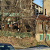 Неподалёку от монумента, через дорогу, можно увидеть два деревянных частных дома – № 16 и 20 — newsvl.ru