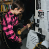 С гитарой можно не только позировать, но и взять на ней пару аккордов — newsvl.ru