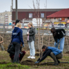 Разделившись на команды, люди сажают новые растения — newsvl.ru