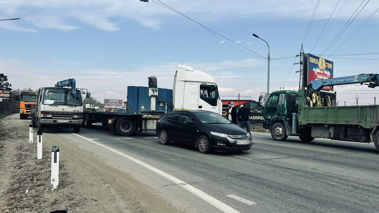 Догоняшки» легковушке устроил грузовик на выезде из Хабаровска (ФОТО) —  Новости Хабаровска