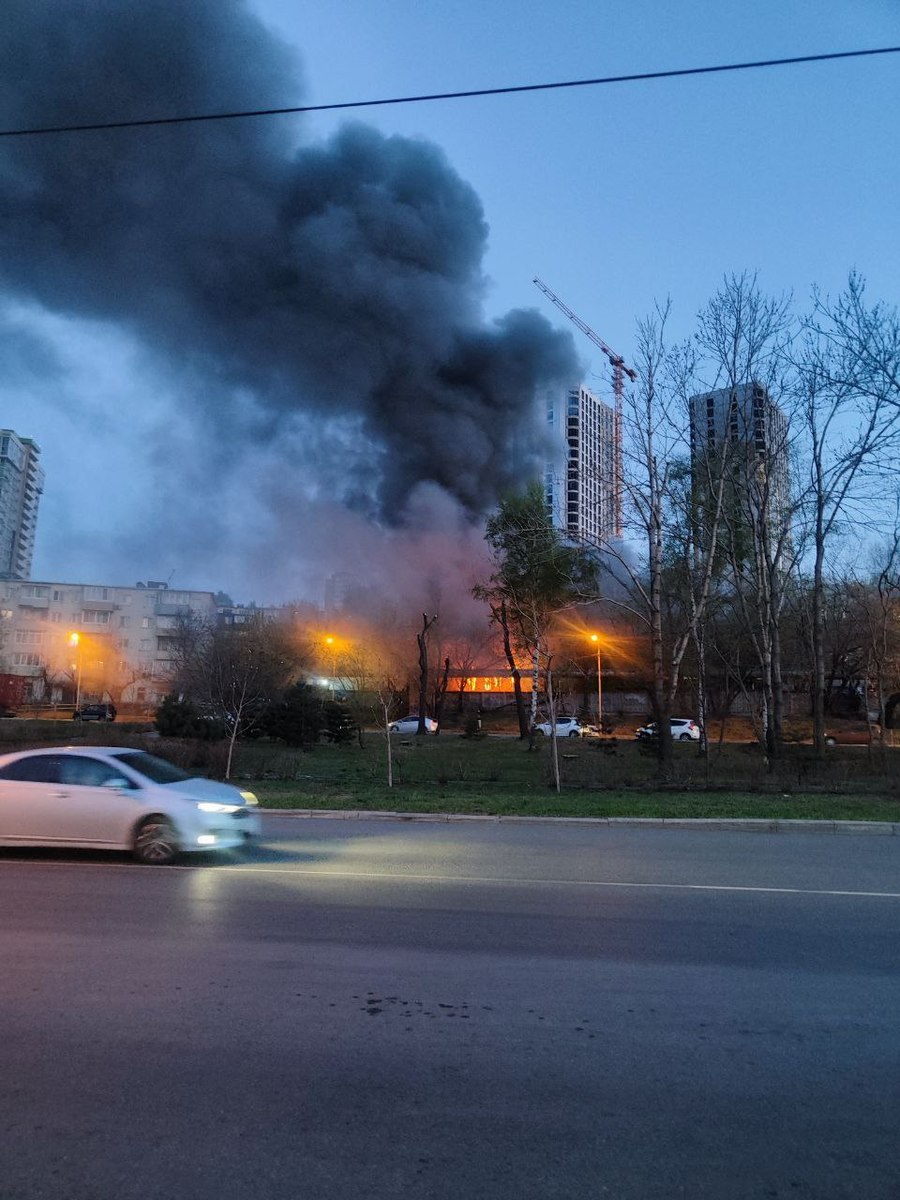 На Чуркине снова загорелось заброшенное здание Первомайского ГИБДД (ВИДЕО)  – Новости Владивостока на VL.ru