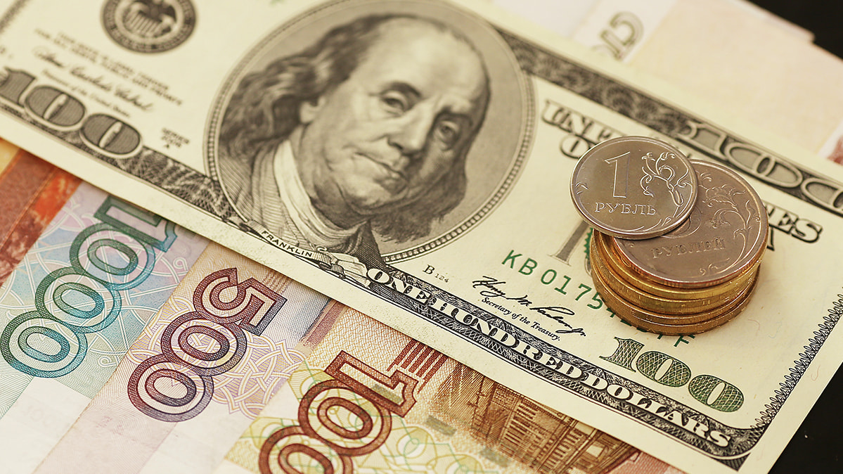 Курс рубля падает по отношению к доллару и евро