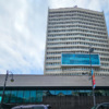 Здание правительства Приморского края выделяется на фона окружающей его застройки — newsvl.ru