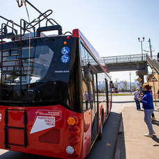 Новый троллейбус прошёл обкатку на дорогах Владивостока с пассажирами-студентами и без проводов