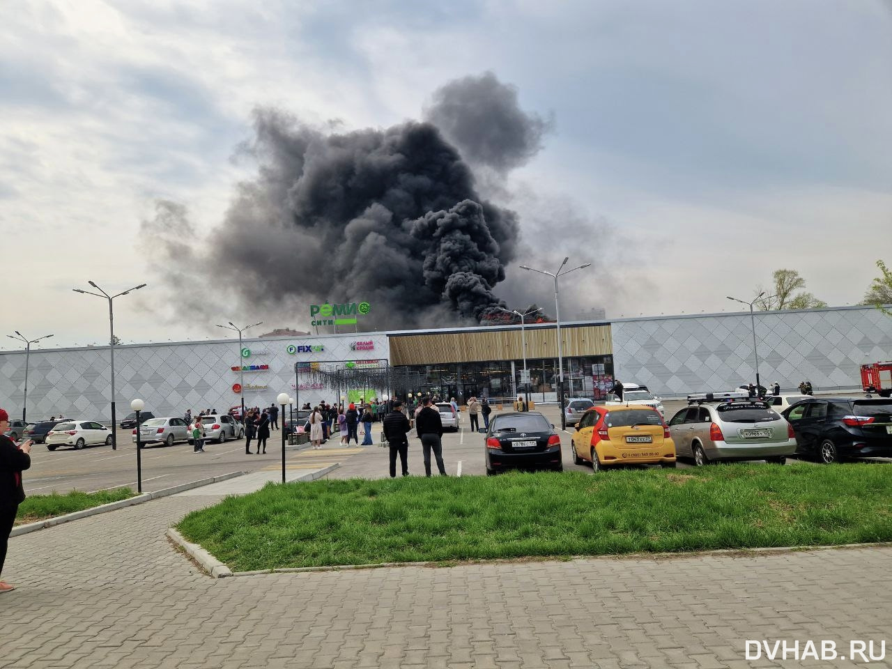 Всю ночь огнеборцы тушили пожар в нежилом доме барачного типа в Хабаровске - Опе