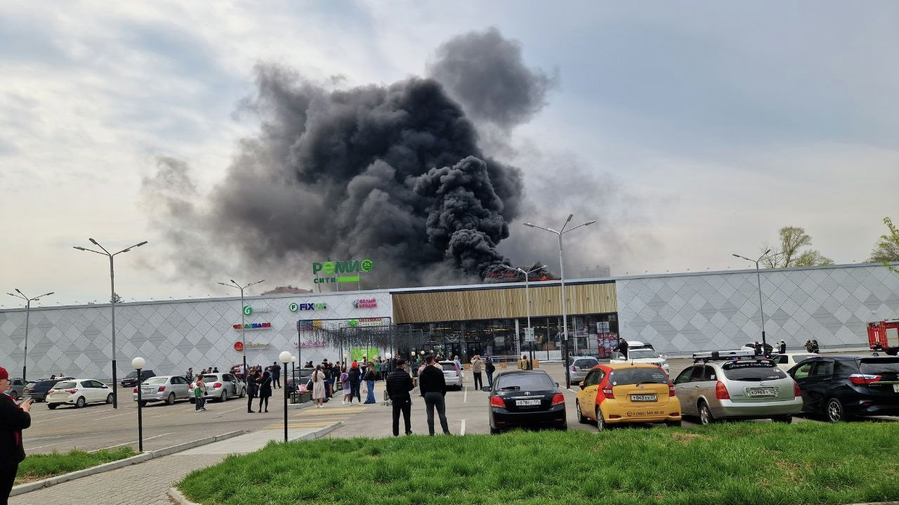 Огромный столб дыма поднялся над Хабаровском из-за пожара в магазине «Реми» (ФОТО; ВИДЕО)
