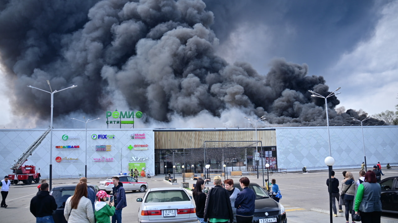 Огромный столб дыма поднялся над Хабаровском из-за пожара в магазине «Реми»  (ФОТО; ВИДЕО) — Новости Хабаровска