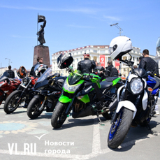 «Колёсами вниз и берегите себя!» Во Владивостоке праздником на центральной площади открыли мотосезон 