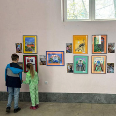 В честь 62-летия фуникулёра во Владивостоке на нижней станции организовали выставку детских рисунков