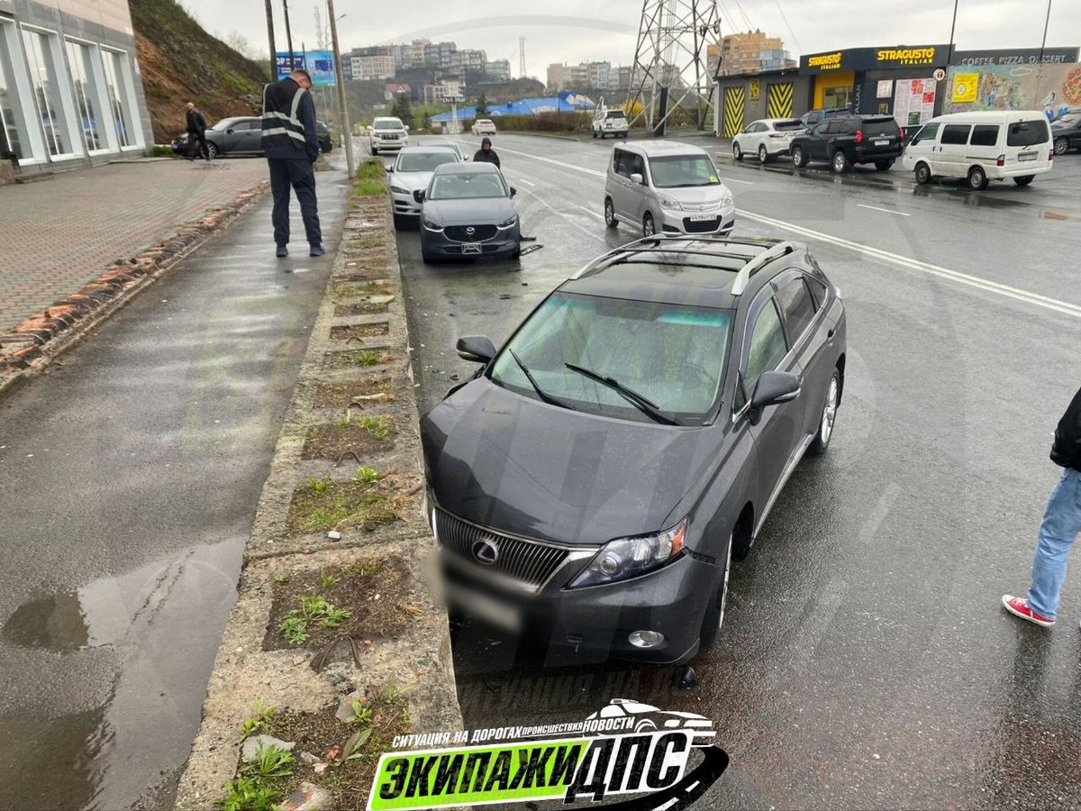 Во Владивостоке девушка на Lexus врезалась в Jaguar и Mazda (ВИДЕО) –  Новости Владивостока на VL.ru