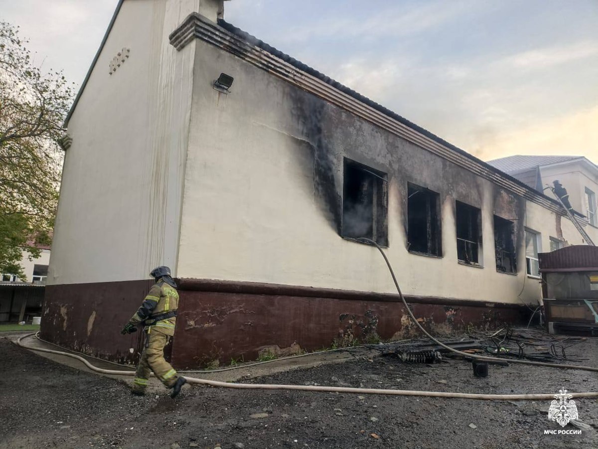 Пожар произошёл в пристройке к зданию бывшей школы на Русском острове  (ФОТО) – Новости Владивостока на VL.ru