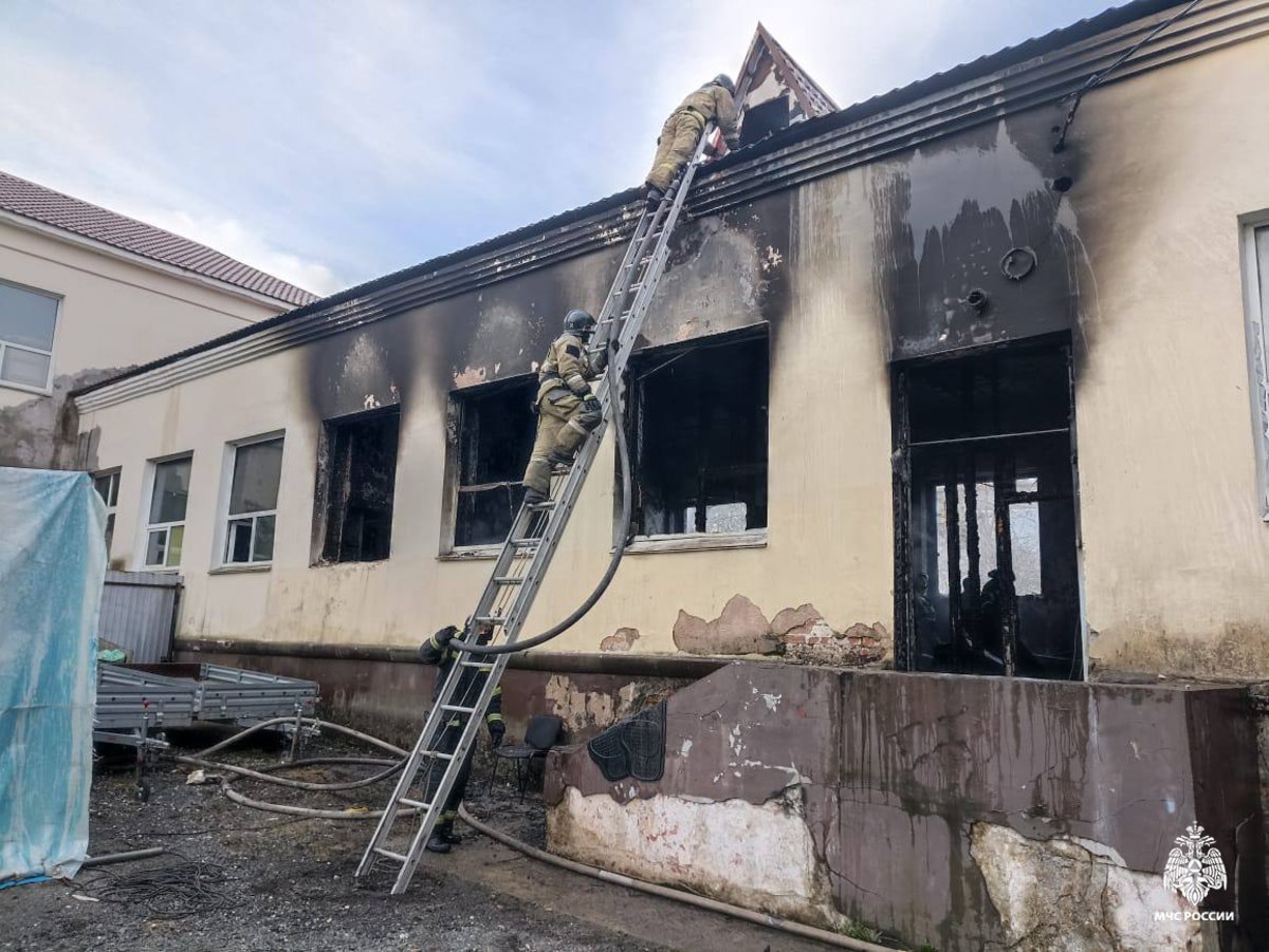 Пожар произошёл в пристройке к зданию бывшей школы на Русском острове  (ФОТО) – Новости Владивостока на VL.ru