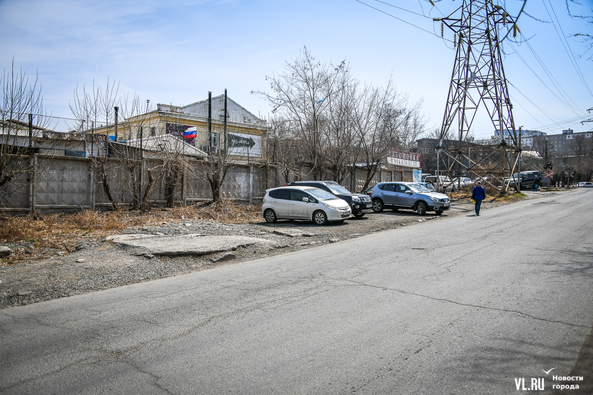 Вместо снесённых гаражей во Владивостоке появляются мусор, дома и стихийные  стоянки (ФОТО) – Новости Владивостока на VL.ru