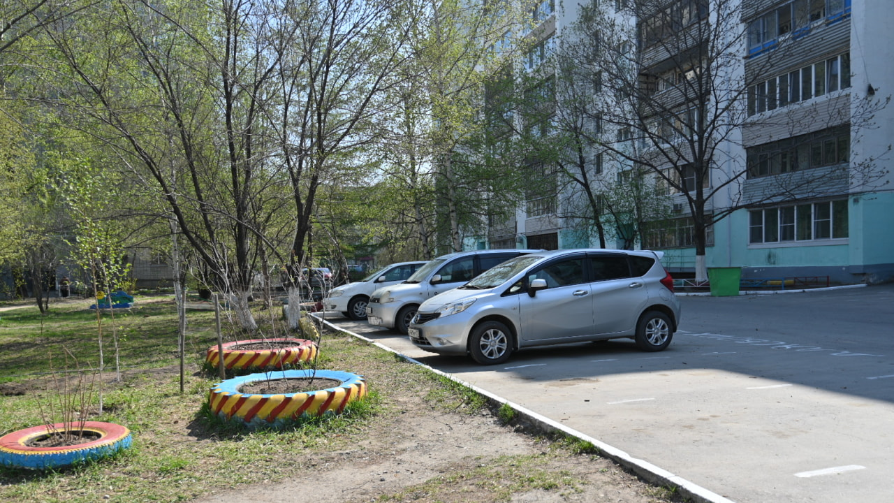 Парковочные бои развернулись во дворе на ДОСах (ФОТО; ПЕРЕКЛИЧКА) — Новости  Хабаровска