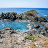 Вид с мыса на небольшую бухту с каменистым пляжем — newsvl.ru