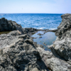 Местами в скалах попадаются небольшие лужи со стоячей водой — newsvl.ru