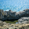 Скальный массив возле каменного пляжа похож на небольшую крепость или лабиринт — newsvl.ru