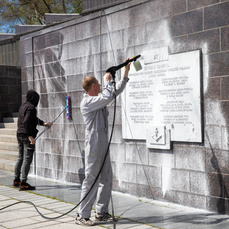 Мемориальный комплекс «Боевая слава ТОФ» во Владивостоке помыли накануне Дня Победы