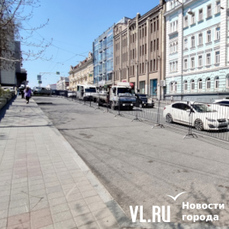 В центре Владивостока заборы в преддверии парада Победы «украли» несколько парковочных мест 
