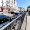 Машины тут паркуются, но забор приходится обходить — newsvl.ru