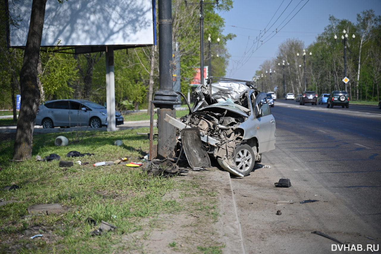 В столб врезалась Toyota Ipsum у центрального кладбища (ФОТО) — Новости  Хабаровска