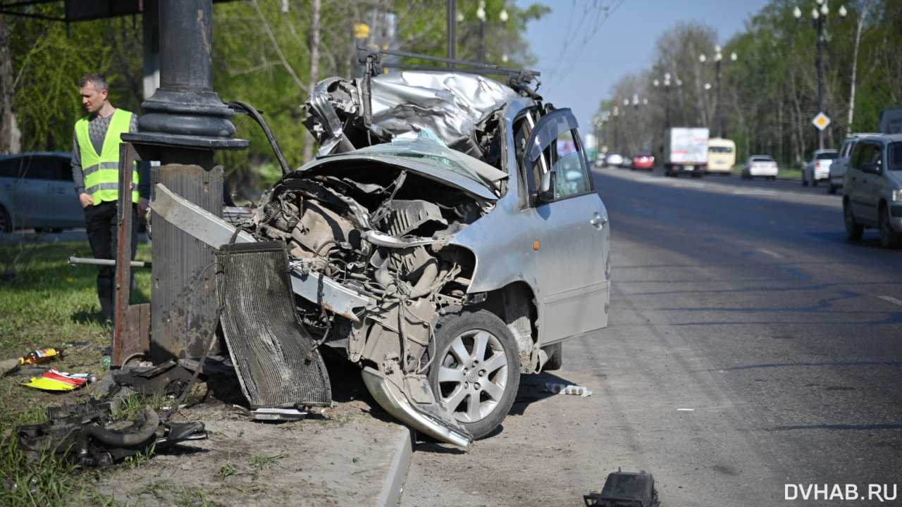 В столб врезалась Toyota Ipsum у центрального кладбища (ФОТО) — Новости  Хабаровска