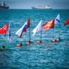 Участники пронесли над водой знамёна Великой Победы — newsvl.ru