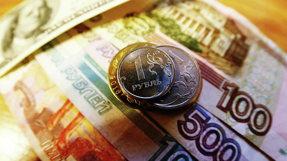 Рубль упал к основным валютам на закрытии позиций перед длительными выходными