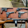 Наверху – советские и немецкие пистолеты. А внизу – легко узнаваемый по форме магазина пистолет-пулемёт Шпагина — newsvl.ru