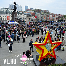Полевая кухня, штурм «Рейхстага» и рекорд по отжиманиям: на центральной площади Владивостока отмечают День Победы 