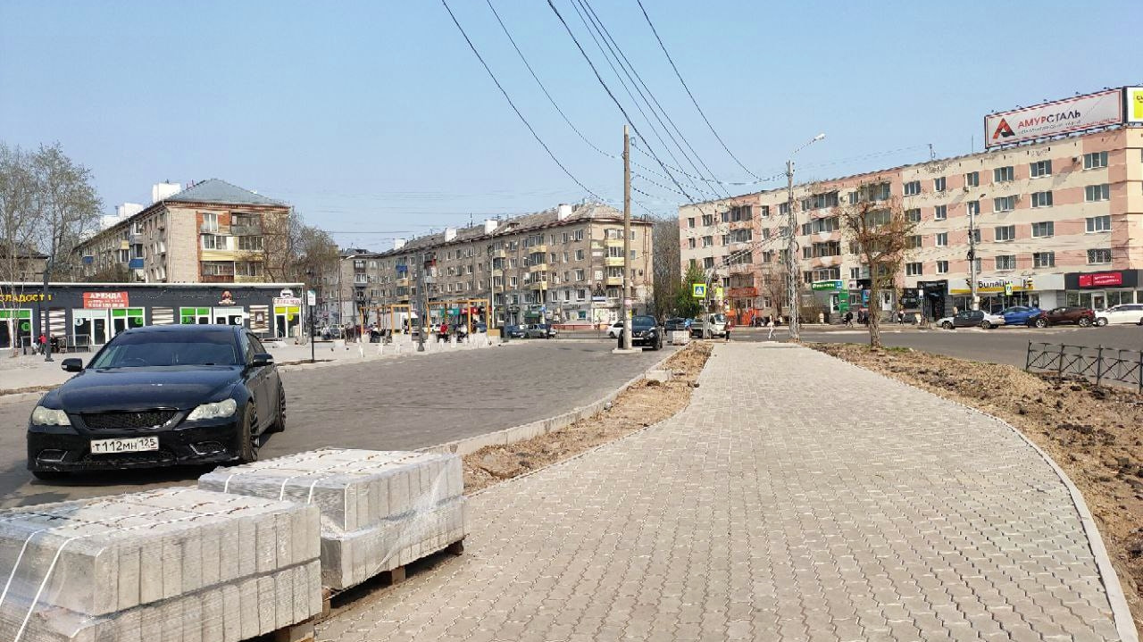 Тротуар на площади Металлургов в Комсомольске обещают доделать после майских праздников (ФОТО)