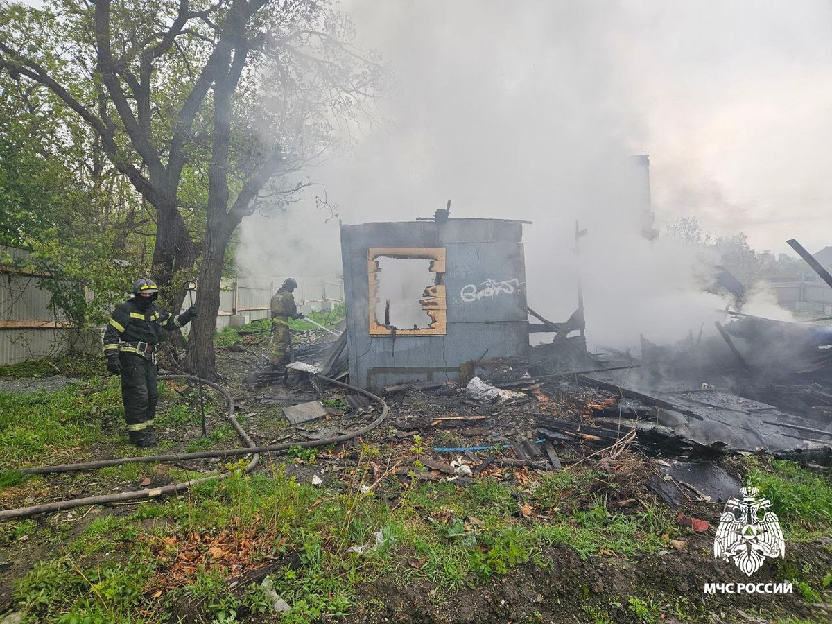 На Калинина потушили пожар в заброшенном доме (ФОТО) – Новости Владивостока  на VL.ru