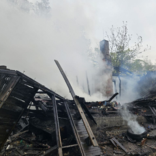 На Калинина потушили пожар в заброшенном доме 