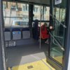 Автобус № 64 набирает пассажиров на остановке "Добровольского". Фото сделано в 11:10 — newsvl.ru