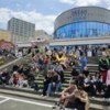 Фестиваль проходит на площадке у кинотеатра — newsvl.ru